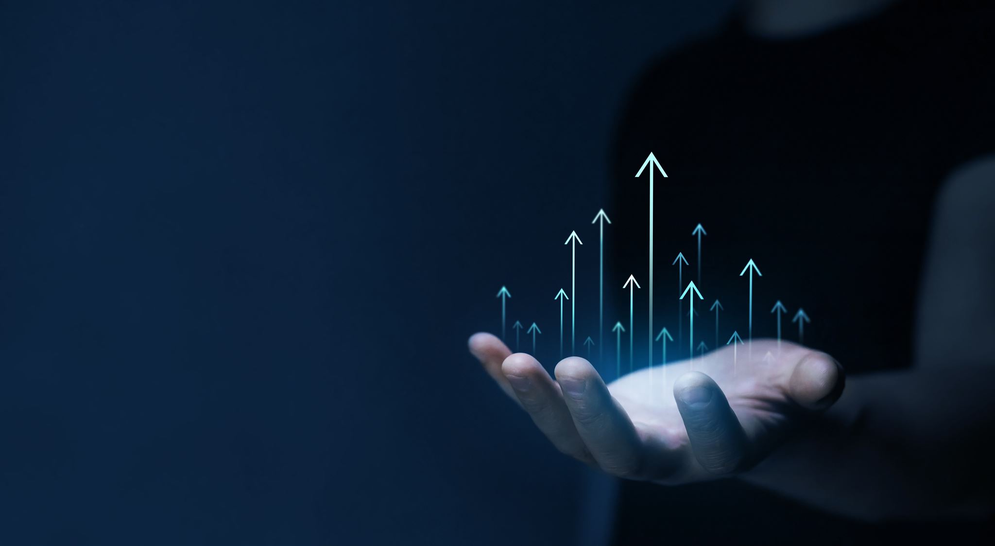 Mano-y-flechas-apuntando-hacia-arriba